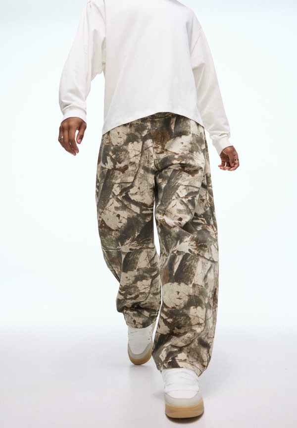 Bershka SUPER PRINTED - BAGGY - Trousers - dark brown