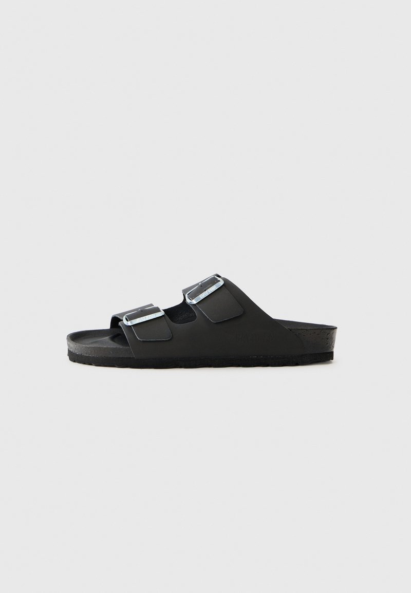 Schwarze Riemchensandalen aus glattem Material, mit zwei verstellbaren Riemen und silbernen Schnallen sowie einem konturierten Fußbett für Komfort.
