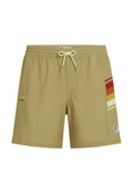 Beige Badeshorts mit elastischem Bund und Kordelzug, Seitentasche sowie einem Retro-Detail in Rot, Orange, Gelb und Weiß am rechten Bein.