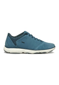 Blaue Wildleder-Sneaker mit strukturierter Oberfläche, elegantem Design und weißer Sohle. Ausgestattet mit Schnürsenkeln und einem gepolsterten Kragen für zusätzlichen Komfort.
