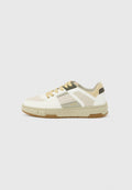 Niedriger Sneaker in Beige, Weiß und Olivgrün mit Schnürung vorne, perforiertem Seitenpaneel und strukturierter Gummisohle.