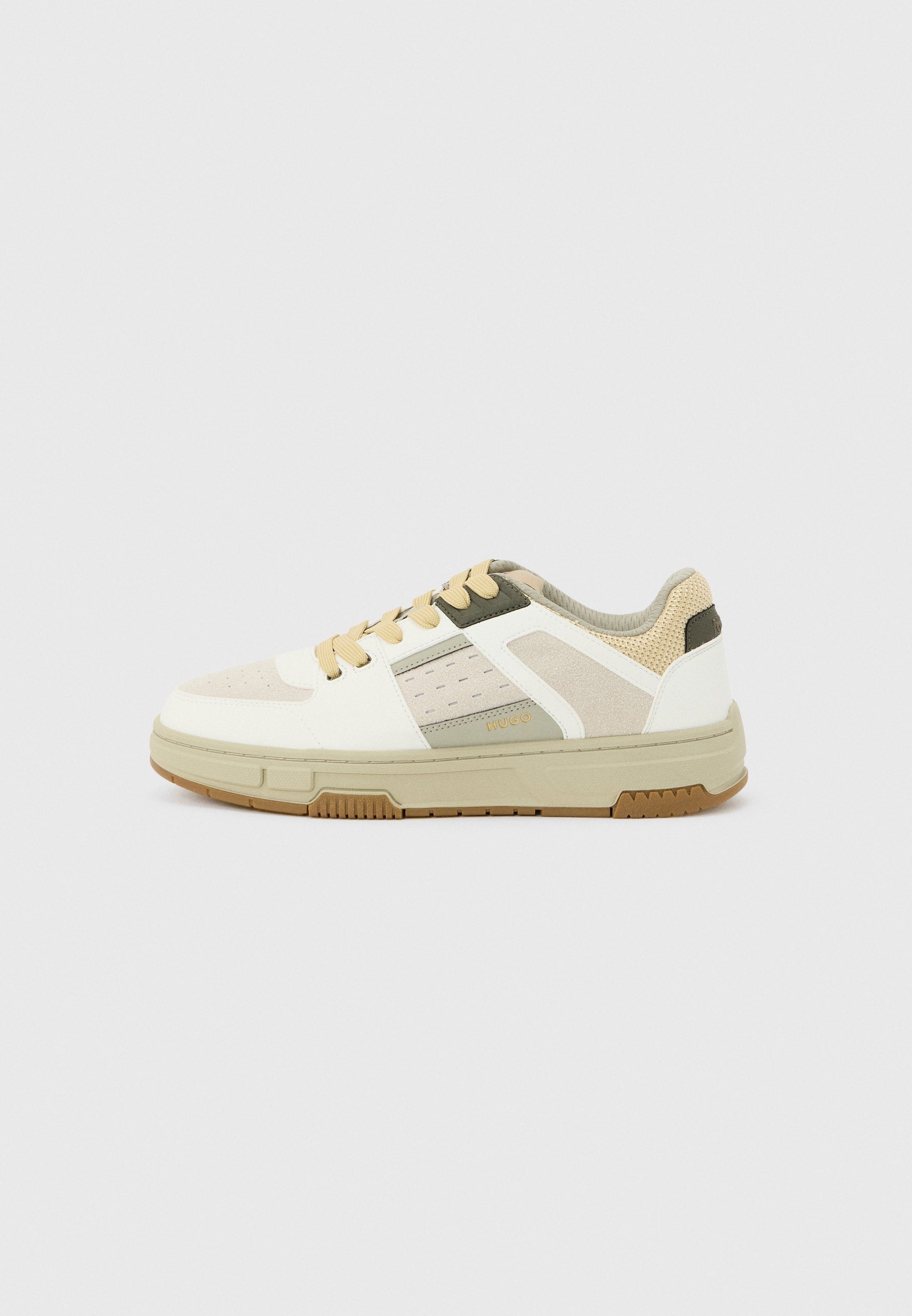 Niedriger Sneaker in Beige, Weiß und Olivgrün mit Schnürung vorne, perforiertem Seitenpaneel und strukturierter Gummisohle.