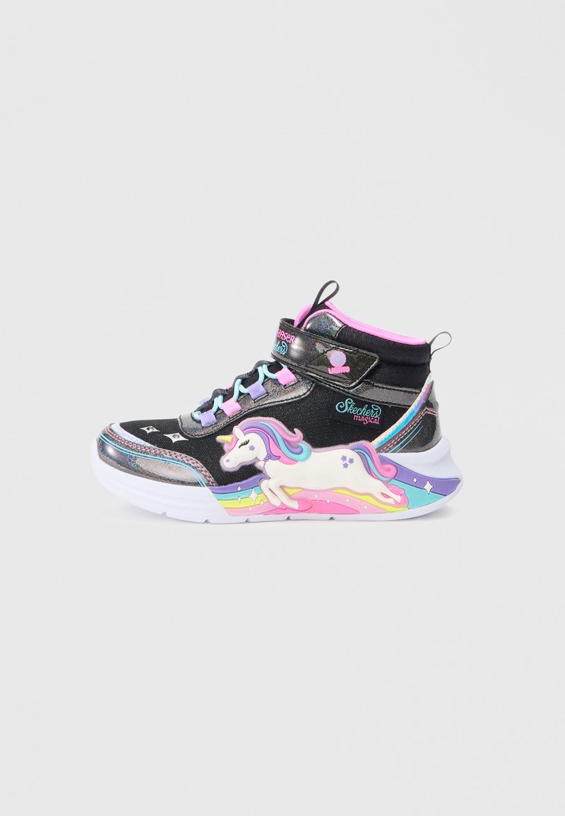 Schwarze High-Top-Sneaker mit glänzendem, schimmerndem Finish. Mit einem Einhorn-Motiv und bunten Mustern auf der Sohle. Velcro-Strap-Verschluss.