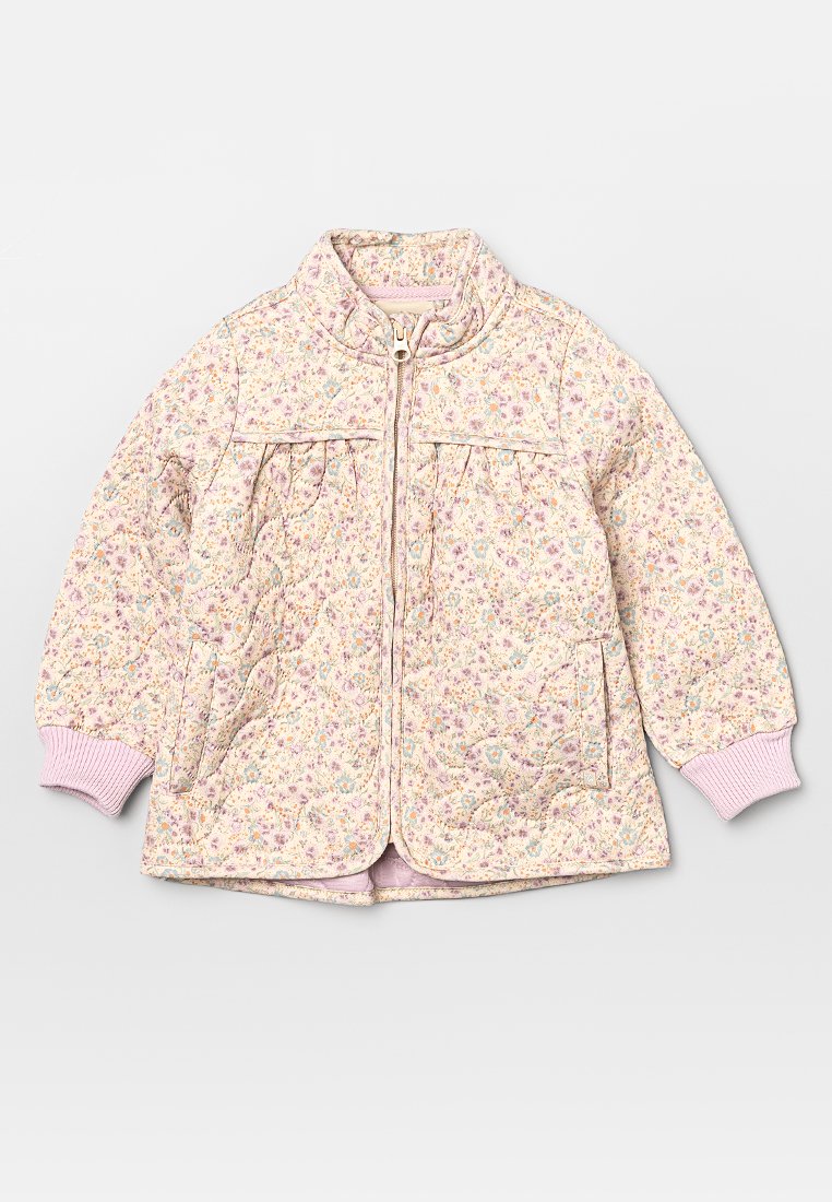 Gestepptes Kleinkind-Jackett mit pastellfarbenem Blumenmuster, Frontreißverschluss, zwei Taschen, gerippte Bündchen und Stehkragen in sanften Rosatönen.