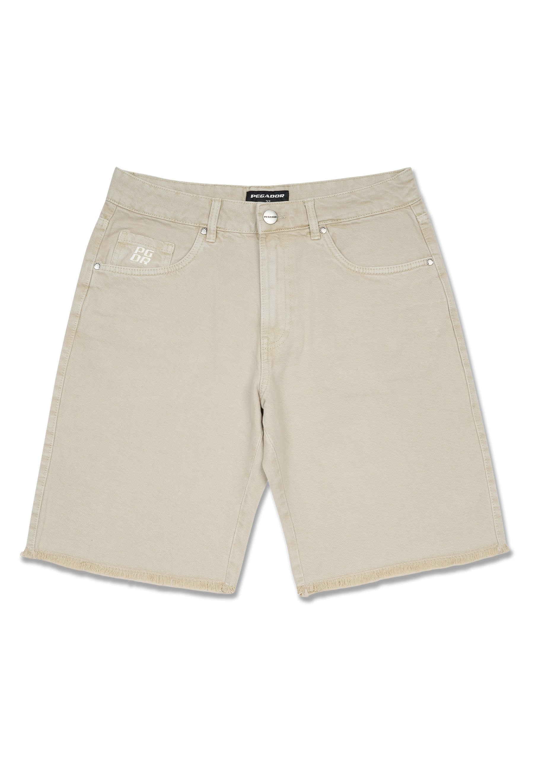 Beige Denim-Shorts mit ausgefranstem Saum, fünf Taschen und einem Knopfverschluss. Mit "PGDR"-Logo auf der Vordertasche. Klassischer geradliniger Schnitt.