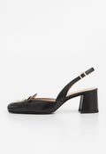 Schwarze Leder-Slingback-Absatzschuhe mit goldener Schnallenverzierung an der Zehe und einem massiven Absatz in mittlerer Höhe.