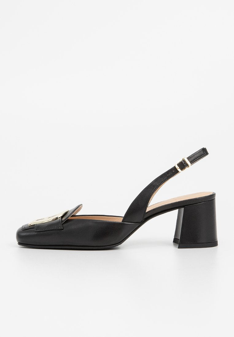 Schwarze Leder-Slingback-Absatzschuhe mit goldener Schnallenverzierung an der Zehe und einem massiven Absatz in mittlerer Höhe.