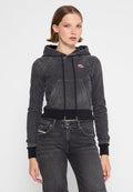 Gekürzte schwarze Denim-Hoodie mit einer frontalen Kängurutasche, Kapuze mit Kordelzug und kontrastierenden schwarzen Rippbündchen. Mit einem roten Logopatch.