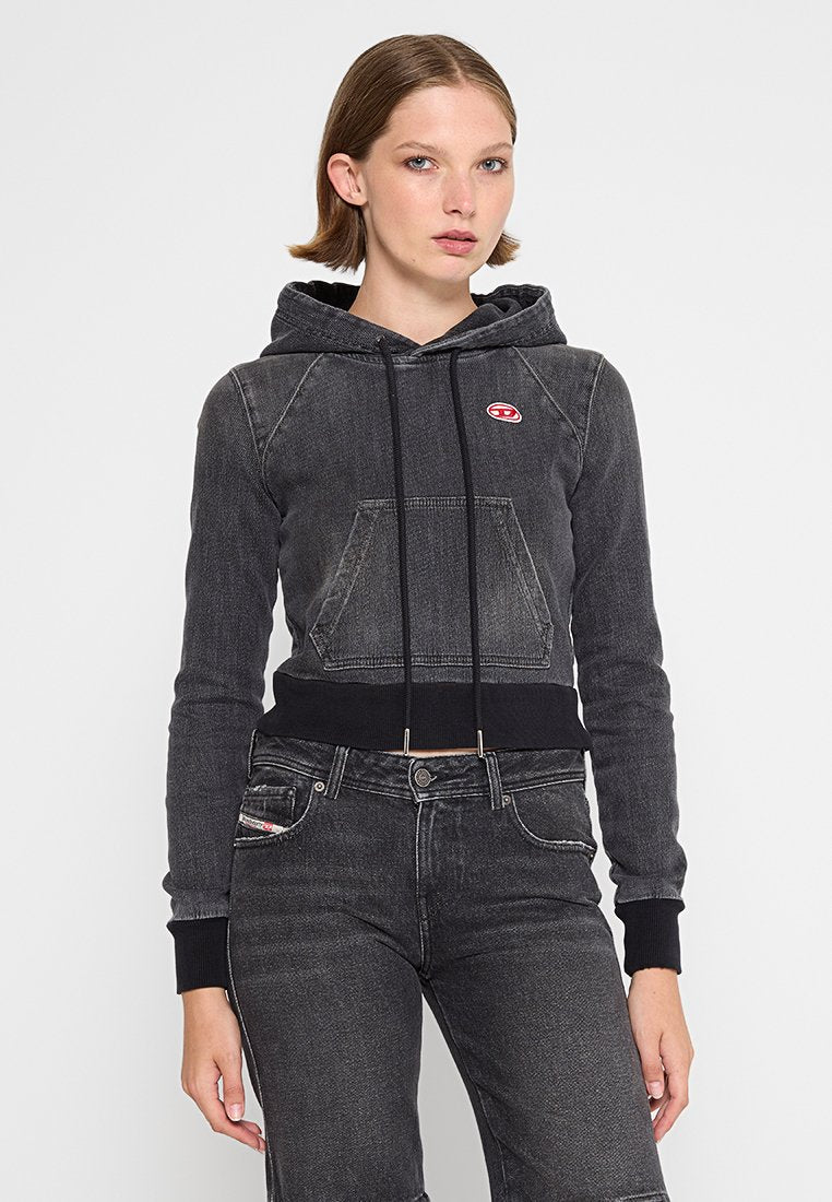 Gekürzte schwarze Denim-Hoodie mit einer frontalen Kängurutasche, Kapuze mit Kordelzug und kontrastierenden schwarzen Rippbündchen. Mit einem roten Logopatch.