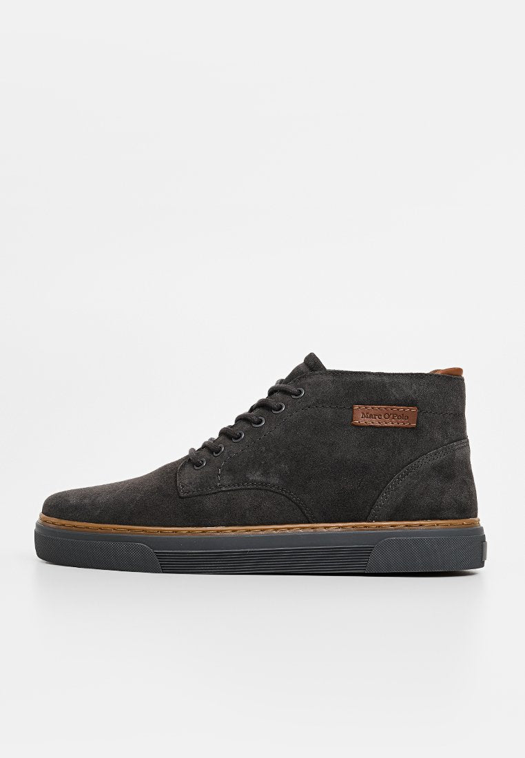 Dunkelgrauer Wildleder-Hochtop-Sneaker mit braunen Lederelementen, runder Zehenpartie und kontrastierender Sohle. Verfügt über sechs Ösen und eine strukturierte Gummisohle.