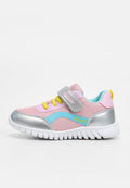 Kinder-Sneaker in Pink und Silber mit gelben Schnürsenkeln, blauen Details, Klettverschluss, blauem Innenfutter und weißer Sohle vor unifarbenem Hintergrund.