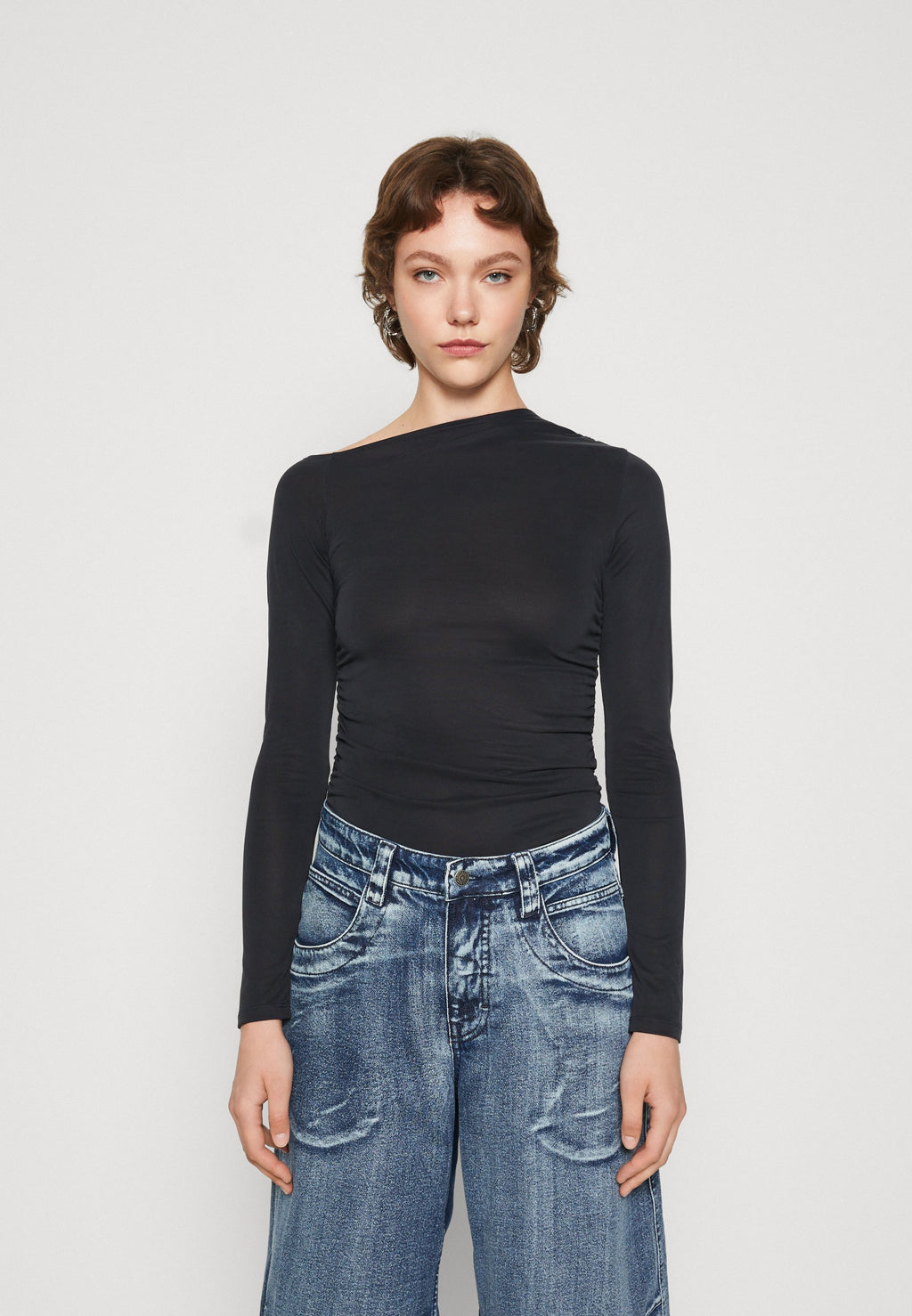 Weekday MAIN ASSYMETRIC LONG SLEEVE
