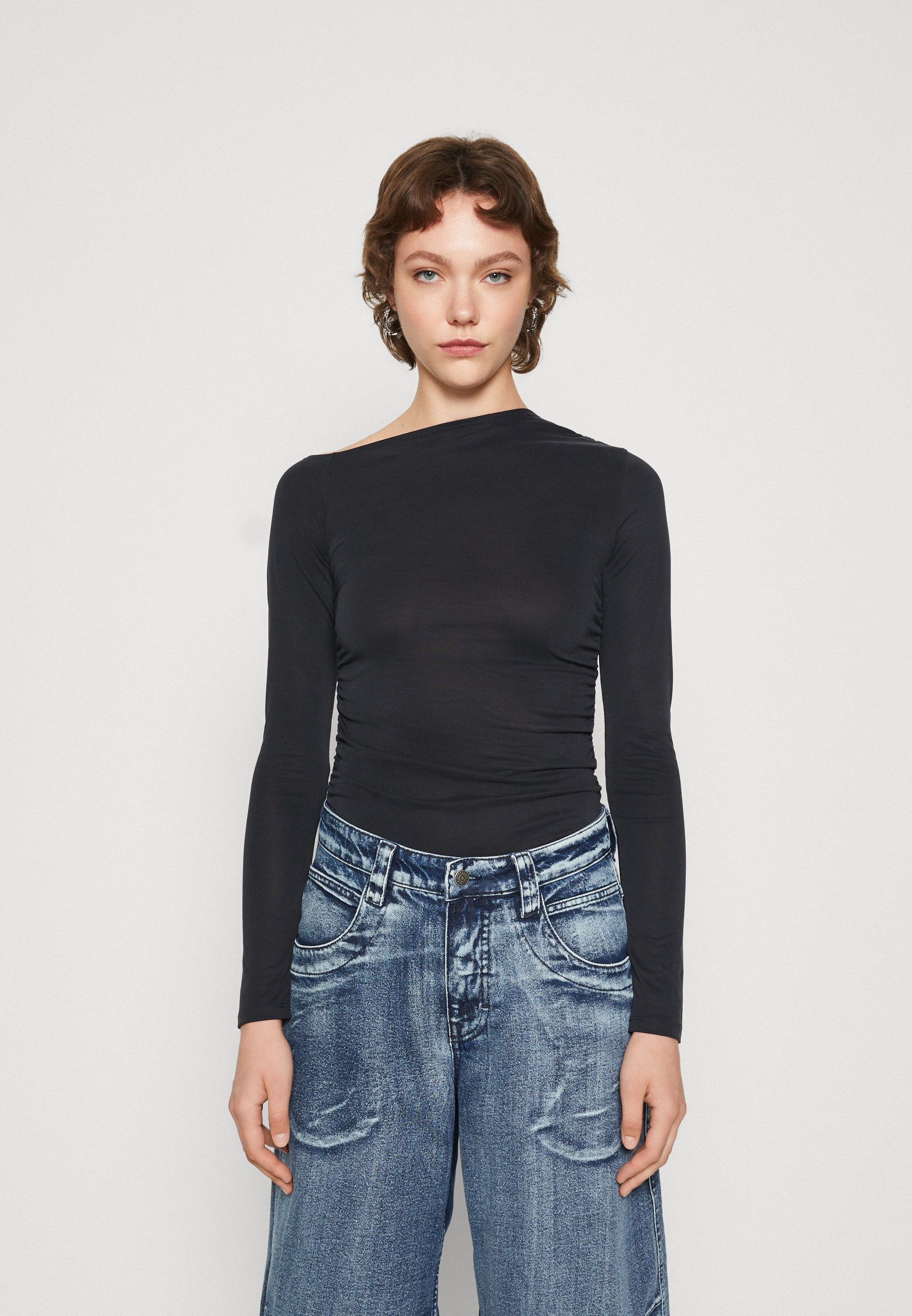 Weekday MAIN ASSYMETRIC LONG SLEEVE