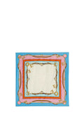 Seidenschal mit einem zentralen cremefarbenen Bereich mit einem geometrischen Muster, umgeben von blauen, rosa und roten Streifen mit goldenen Akzenten und Beschlägen.