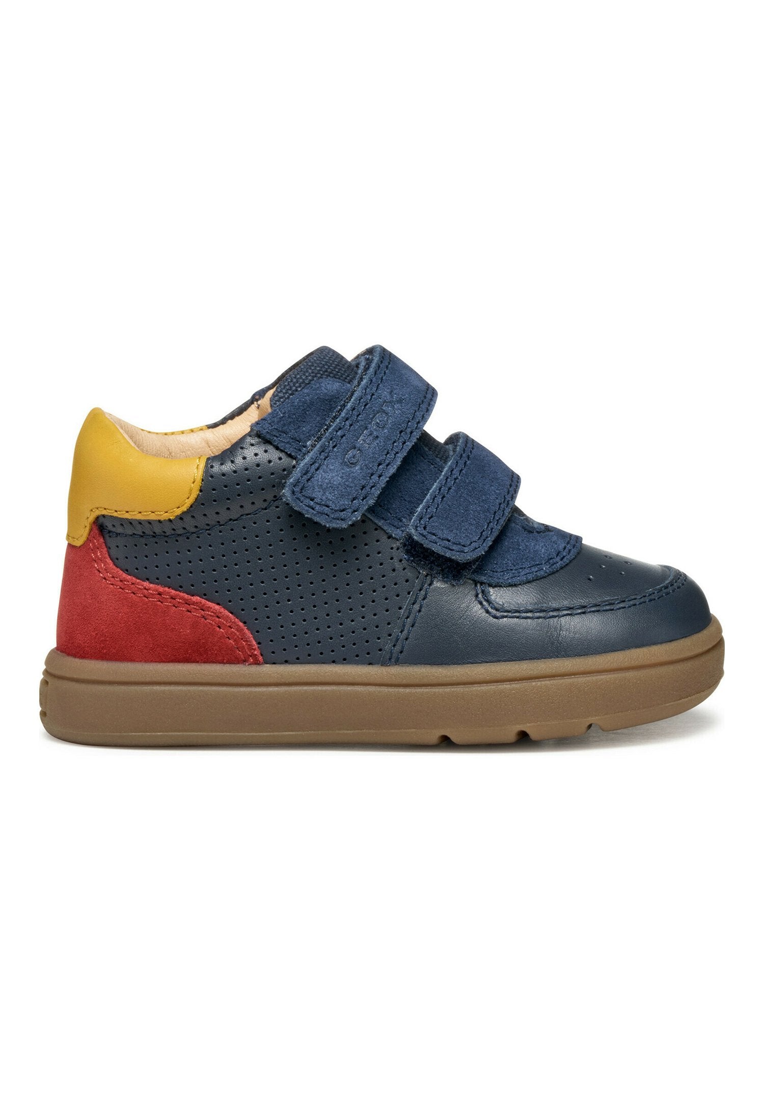 Blaue und rote Ledersneaker mit Klettverschluss, perforiertem Design, sandfarbenem Gummisohle und gelben Akzenten an der Ferse. Abgerundete Zehenpartie und gepolsterter Kragen.