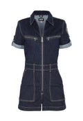 Denim-Overall mit kurzen Ärmeln, dunkelblauem Stoff, frontalem Reißverschluss, zwei Brusttaschen und umgeschlagenen Ärmelsäumen. Kontrastierende Nähte überall.
