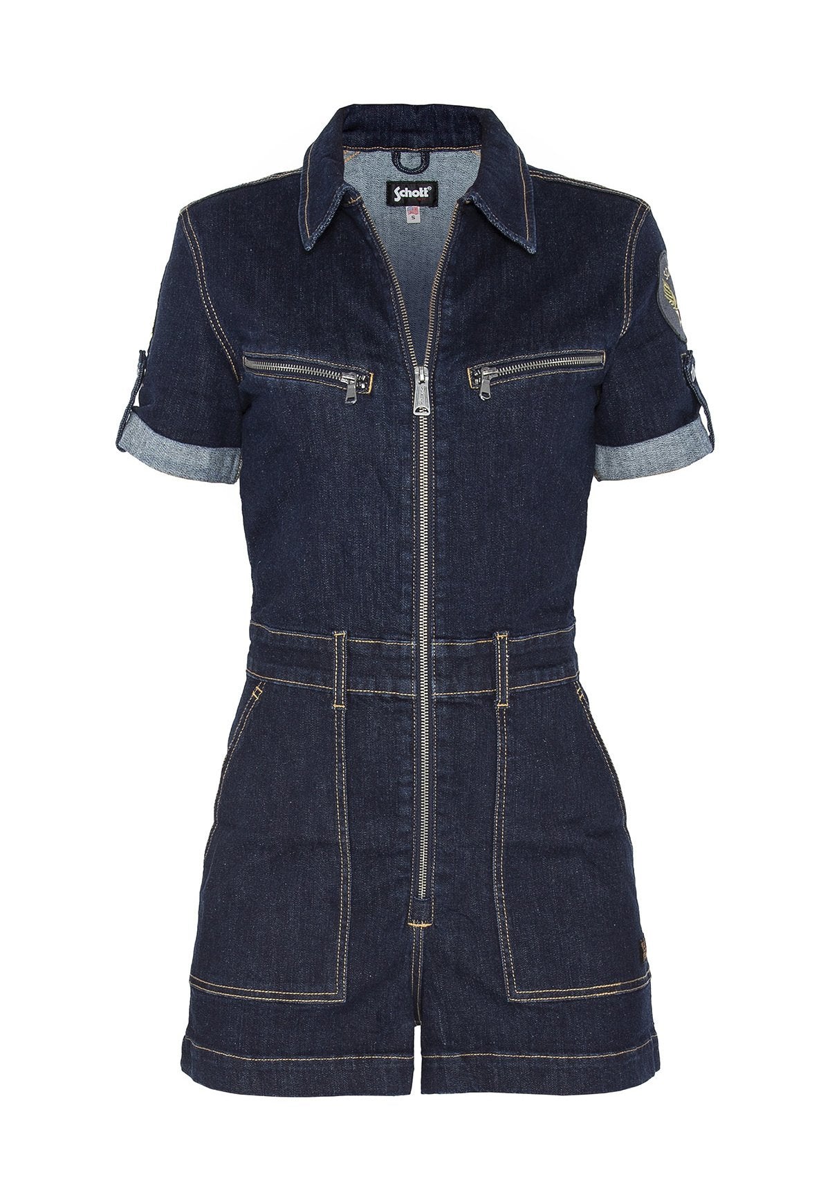 Denim-Overall mit kurzen Ärmeln, dunkelblauem Stoff, frontalem Reißverschluss, zwei Brusttaschen und umgeschlagenen Ärmelsäumen. Kontrastierende Nähte überall.