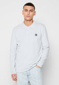 Hellgraues Langarm-Polo-Shirt aus Baumwolle, mit Kragen, Knopfleiste und kleinem schwarzen gesticktem Logo auf der Brust.