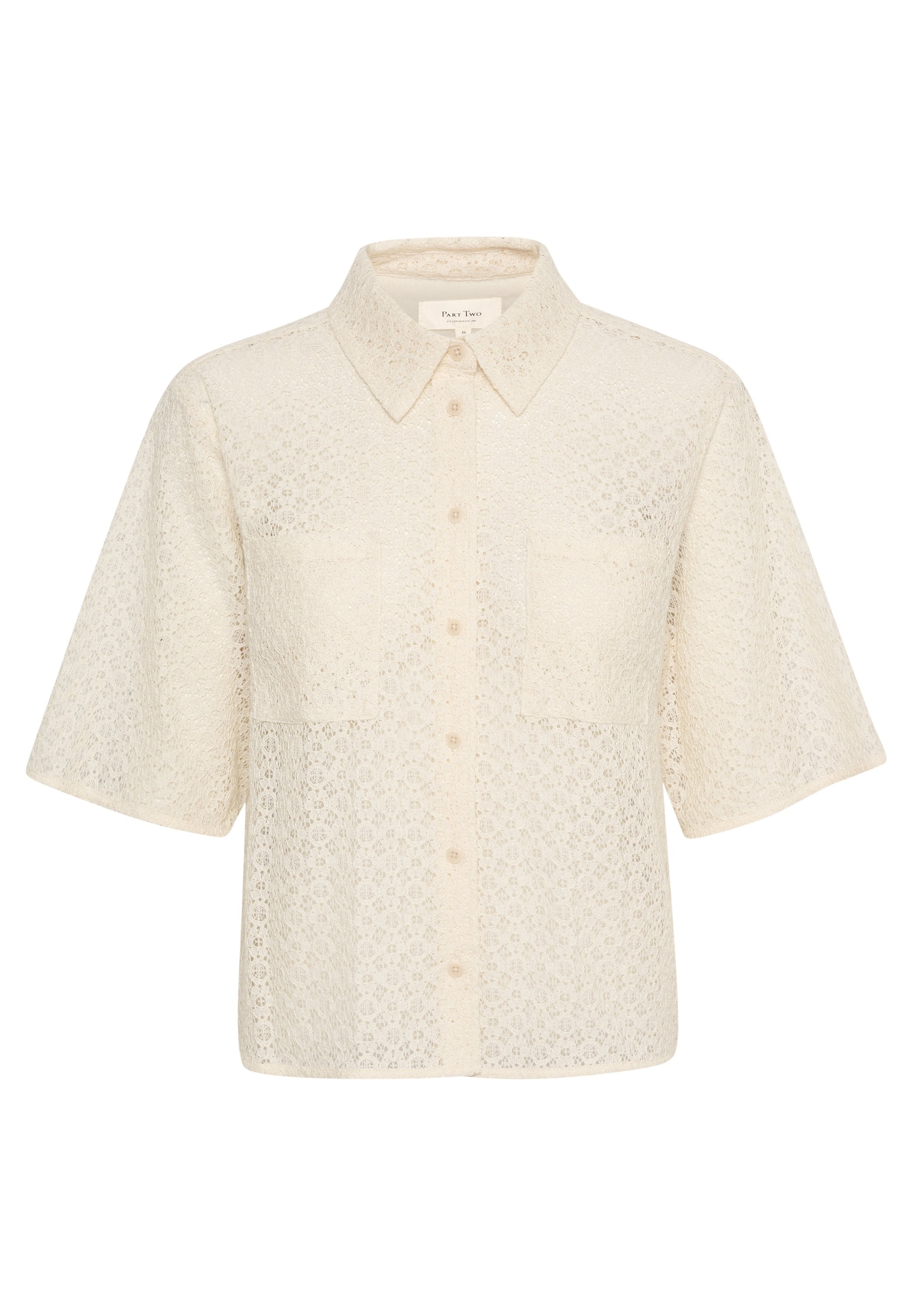 Kurzarmhemd mit Kragen in Creme, das ein florales Spitzenmuster, zwei Brusttaschen und eine durchgehende Knopfleiste aus leichtem Material zeigt.