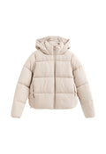 Beige Puffer-Jacke mit Kapuze, horizontalen Steppnähten, Reißverschluss vorne und seitlichen Taschen, entworfen für kaltes Wetter.