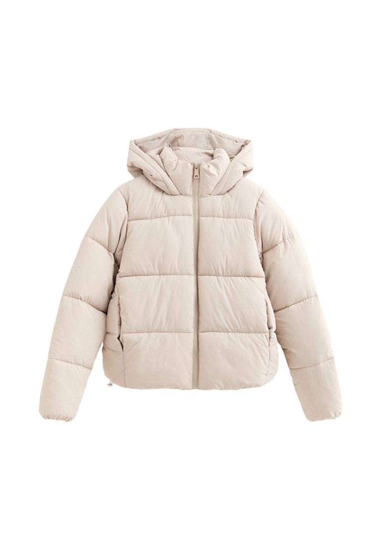 Beige Puffer-Jacke mit Kapuze, horizontalen Steppnähten, Reißverschluss vorne und seitlichen Taschen, entworfen für kaltes Wetter.