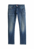 Dunkelblaue Jeans aus Denim mit leichtem Verblassen, geradem Schnitt, Fünf-Taschen-Design und metallischer Knopfverschluss an der Taille.