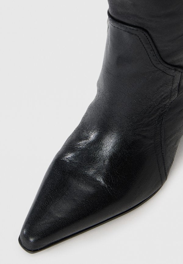 ALDO SADDLE