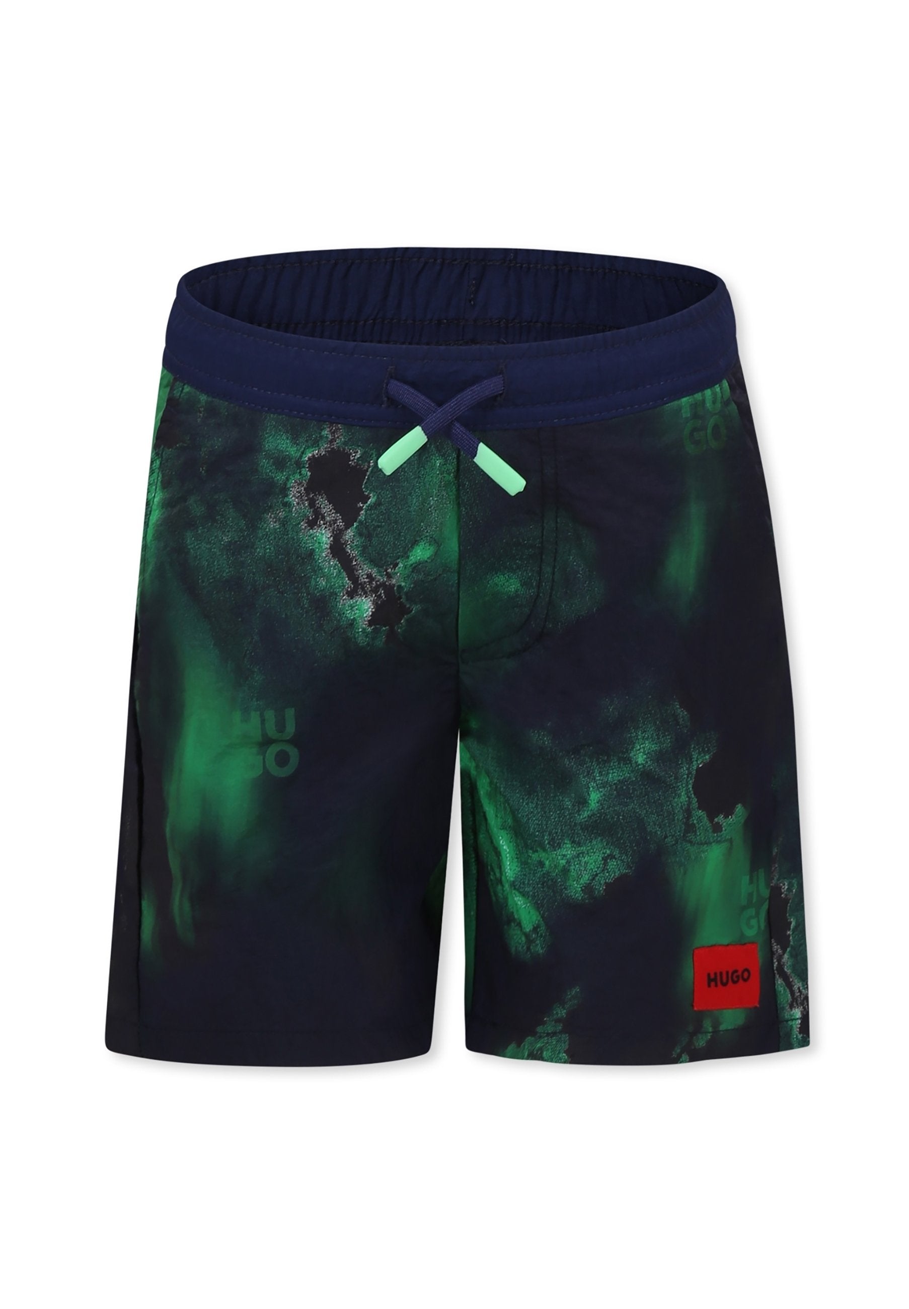 Schwimmshorts in Dunkelblau mit grünen abstrakten Mustern. Mit elastischem Bund, Kordelzügen und einem roten Logopatch.