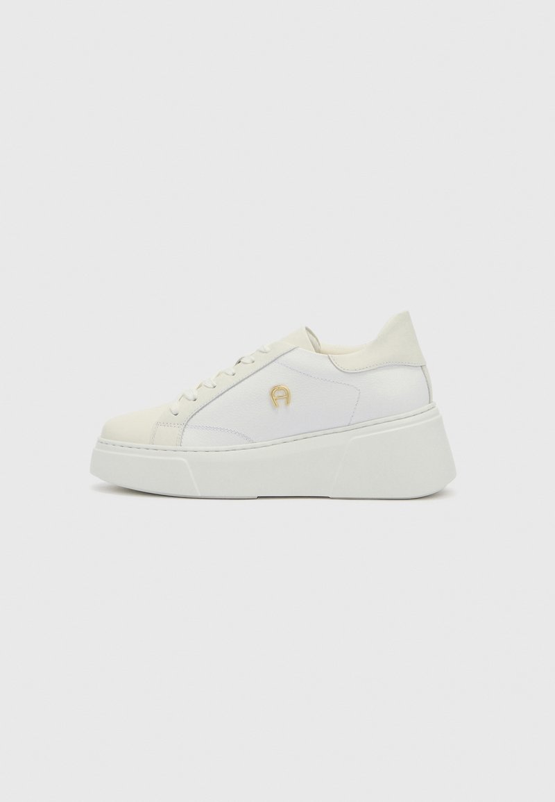 Weiße Plateau-Sneaker mit abgerundeter Spitze, Schnürdesign, glattem Lederobermaterial und einem dezenten Logoakzent an der Seite. Strukturierte Fersentafel.