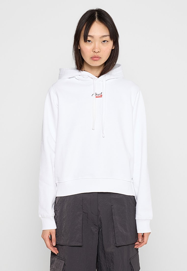 Weißer, verkürzter Hoodie aus weichem Stoff, mit einer Kapuze und einem kleinen roten Logo auf der Brust. Glatte Textur, lässige Passform.