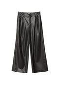 Schwarze, aus Kunstleder gefertigte, weite Hose mit hohem Bund, vorderen Falten und Knopfverschluss. Glatte Textur mit elegantem Finish.