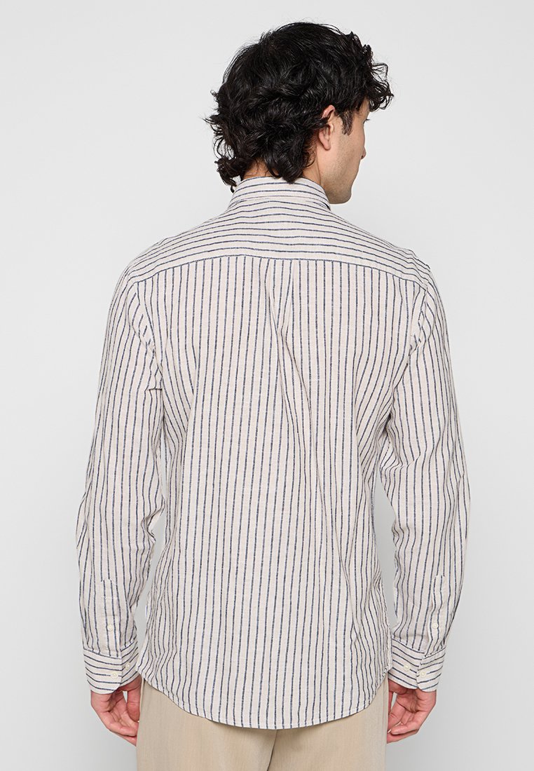 REGULAR FIT Media 2