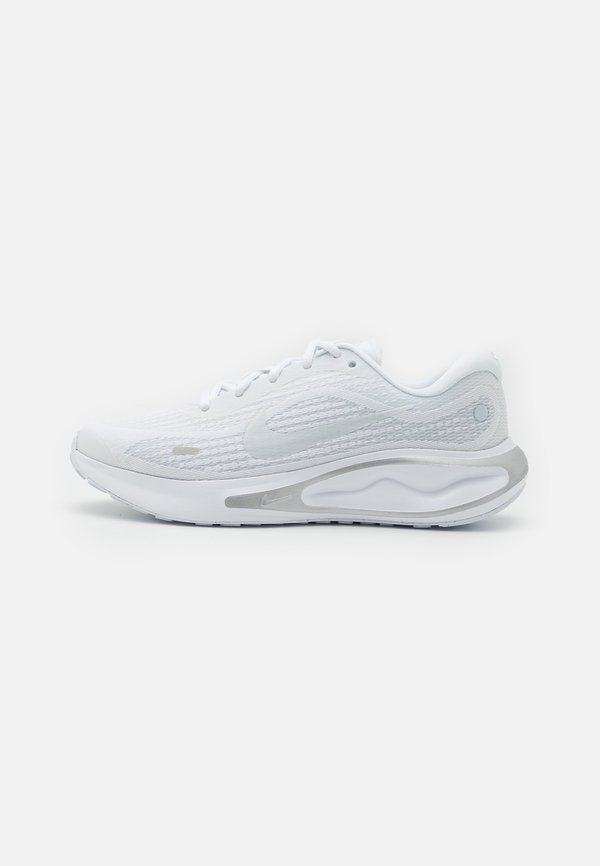Nike Performance W NIKE JOURNEY RUN - Road running shoes - white/pure platinum/metallic silver
