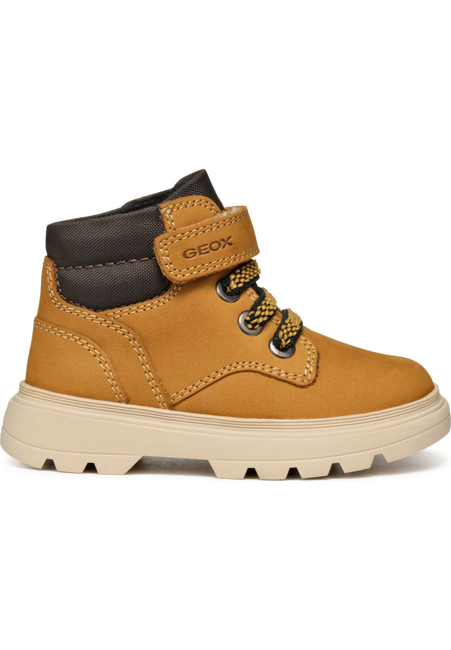 Braune Lederknöchelschuh mit einem Klettsriemen, kontrastierendem dunklen Kragen, gelben Schnüroptiken und strukturiertem beigen Sohlen. Geox-Branding sichtbar.