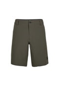 Olivgrüne Shorts aus leichtem Material, mit einem vorderen Knopfverschluss, Gürtelschlaufen und einem kleinen Logo am Saum.