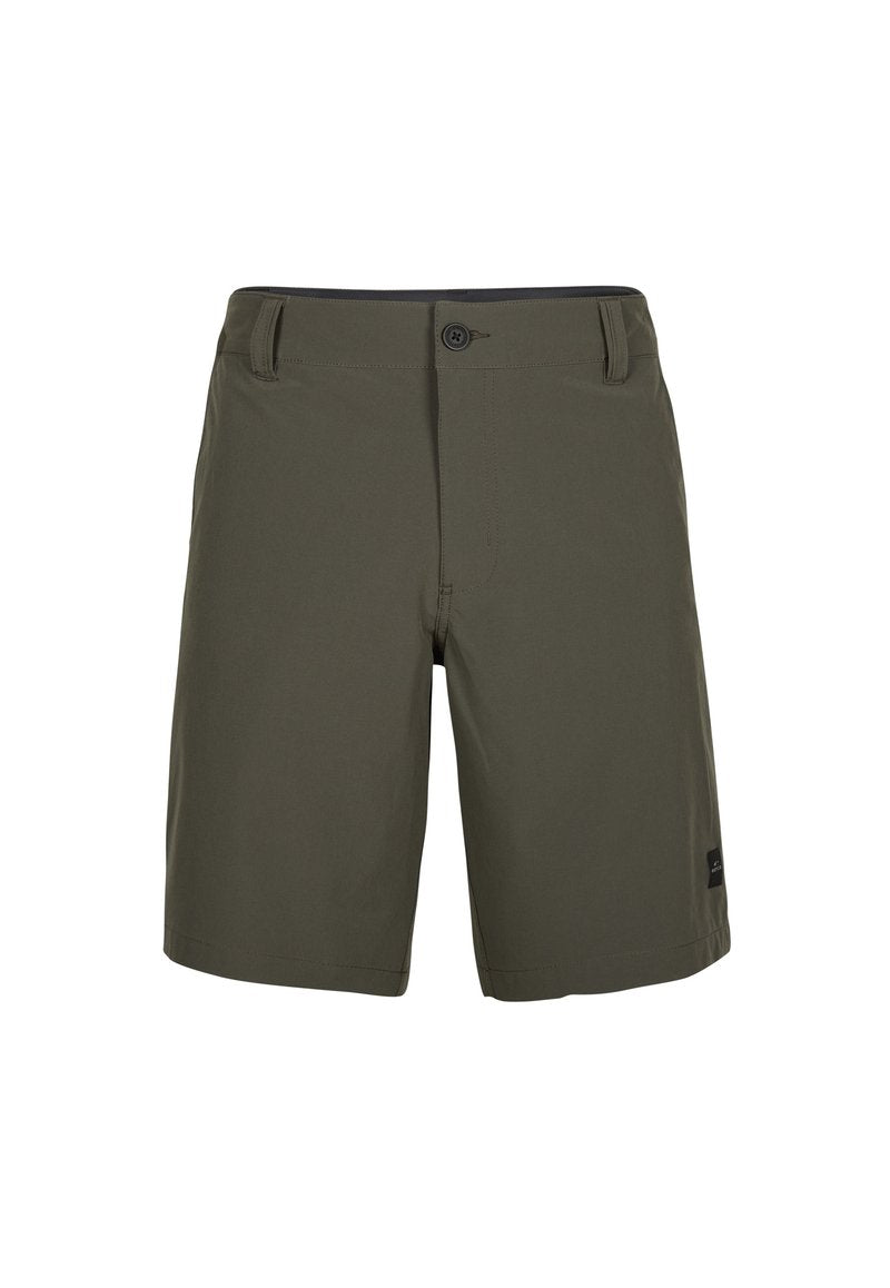 Olivgrüne Shorts aus leichtem Material, mit einem vorderen Knopfverschluss, Gürtelschlaufen und einem kleinen Logo am Saum.