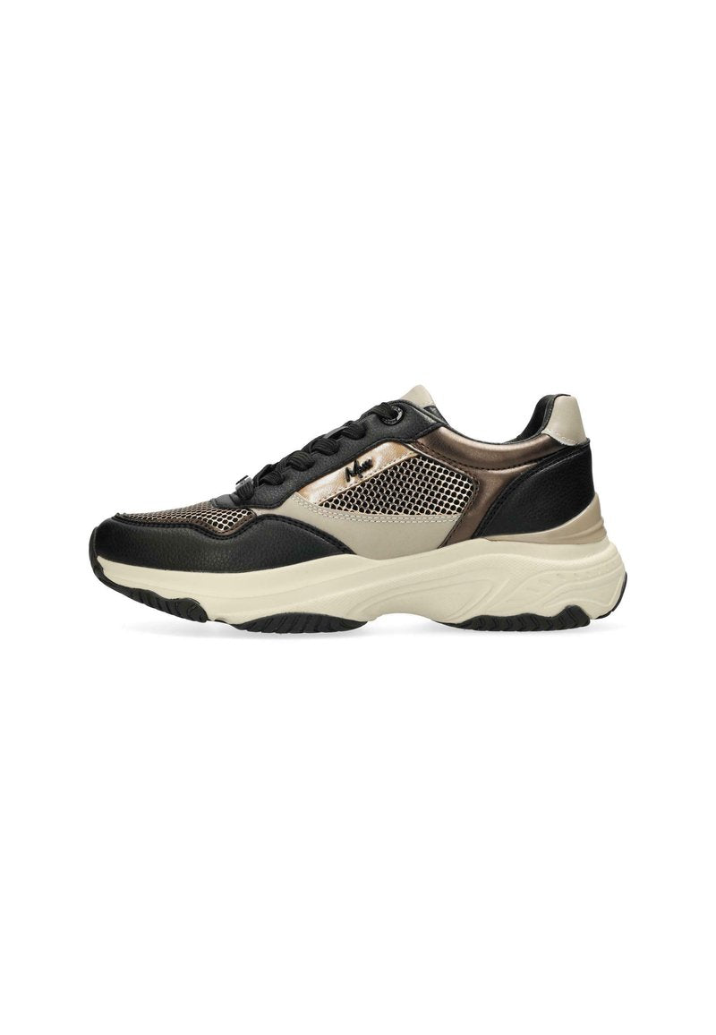 Schwarze und beige Sneakers mit Mesh-Details, strukturierten Lederakzenten, einer dicken Sohle und schwarzen Schnürsenkeln. Die geschwungene Form hat einen leichten Glanz.