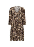 Leopardenmuster Kleid mit V-Ausschnitt, langen Ärmeln, einer Bindegürtel und Knopfleiste. Hergestellt aus einem weichen, strukturierten Stoff in Beige- und Brauntönen.