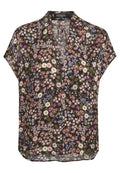 Schwarze Bluse mit kurzen Ärmeln, die ein vielfältiges Muster aus kleinen Blumen in Pink, Blau und Weiß auf weichem, leichtem Stoff zeigt.