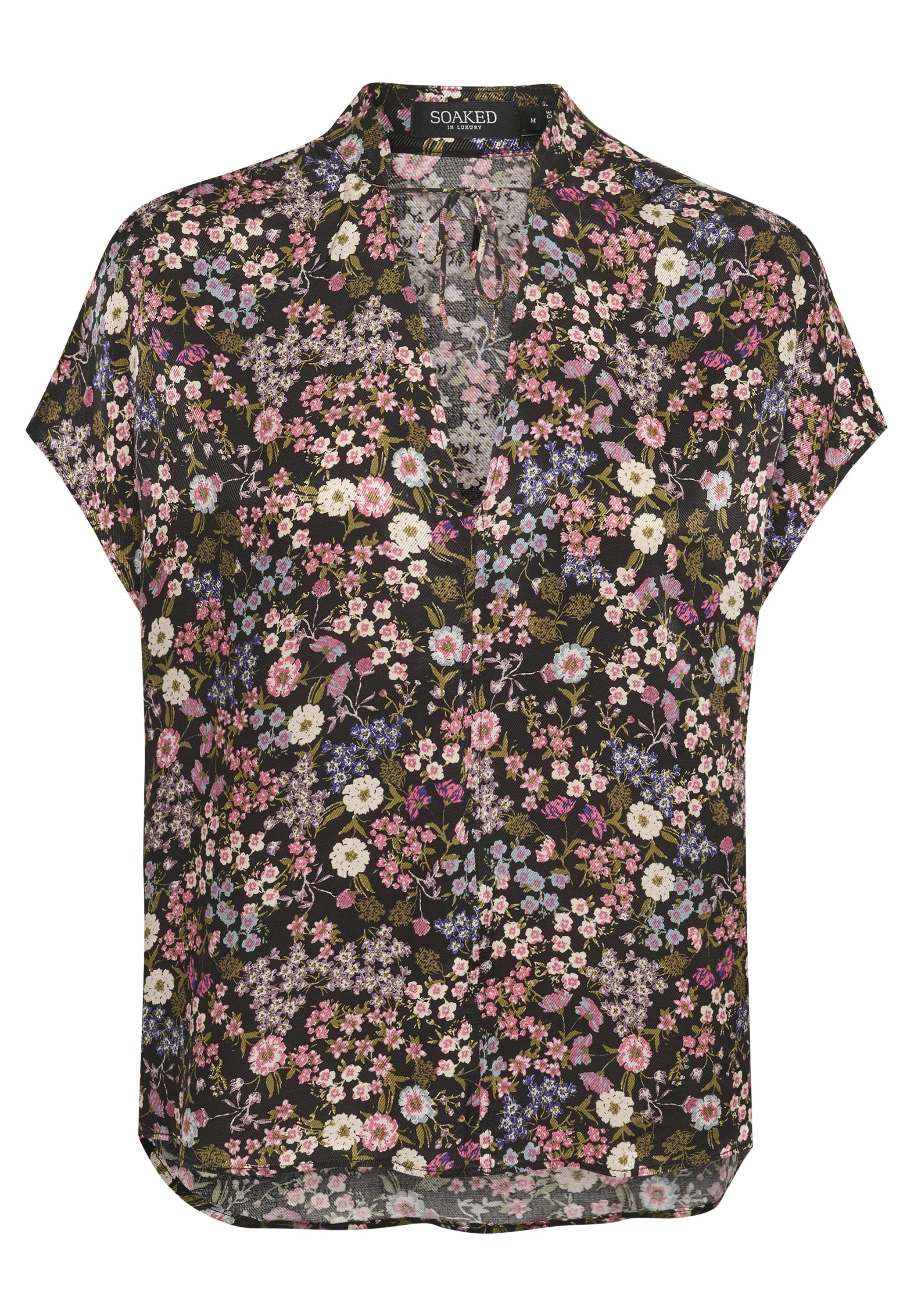Schwarze Bluse mit kurzen Ärmeln, die ein vielfältiges Muster aus kleinen Blumen in Pink, Blau und Weiß auf weichem, leichtem Stoff zeigt.