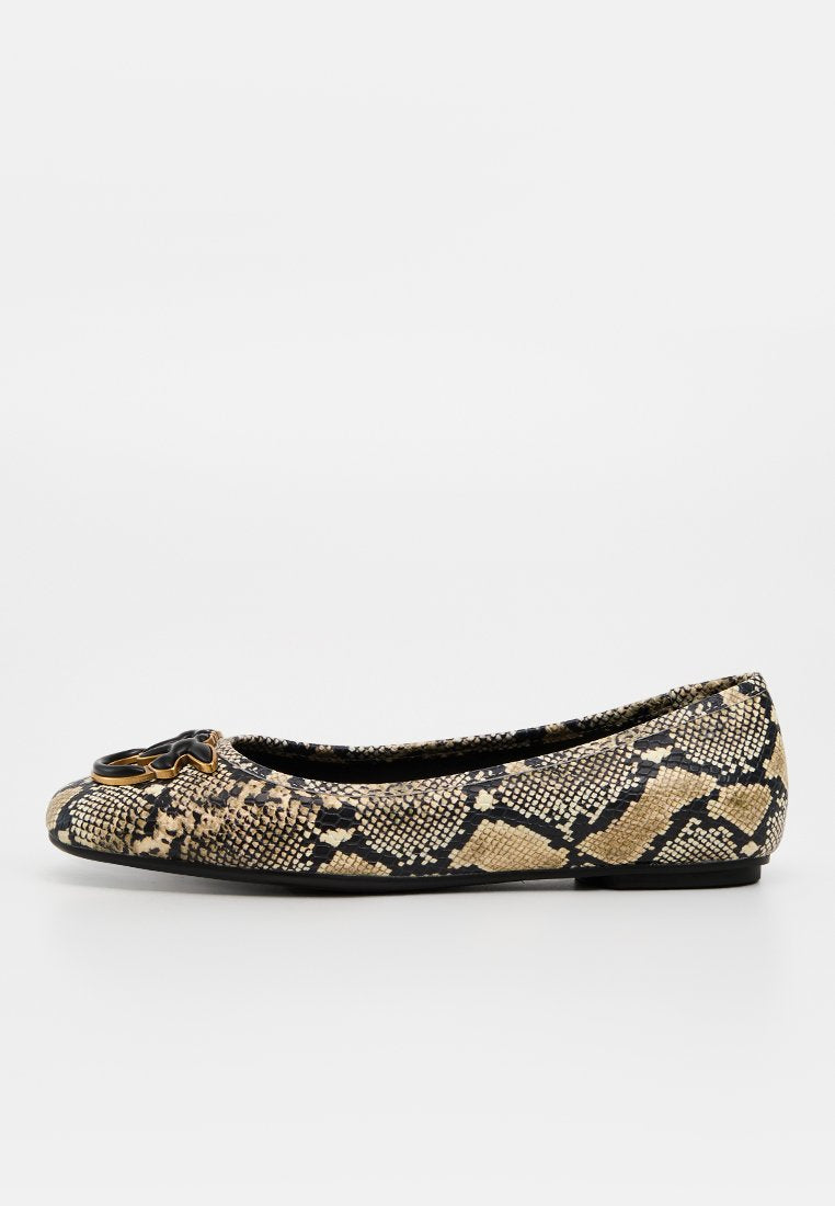 Damen-Flacher Schuh mit beige-schwarzem Schlangenhautmuster und schwarzer dekorativer Schnalle am Zehenbereich, flache Sohle, Seitenansicht.
