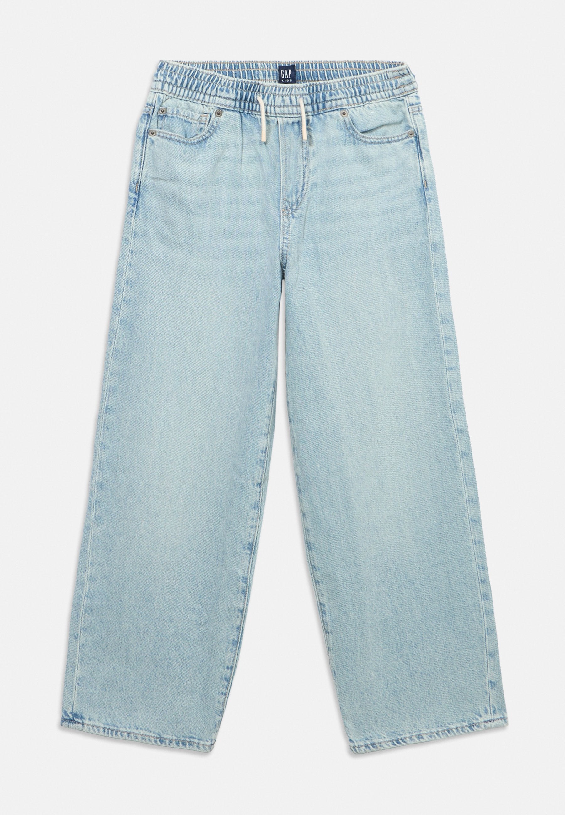 Hellblaue Denim-Jeans für Kinder mit elastischem Bund und weißem Kordelzug, ausgestattet mit Fronttaschen und geraden, weiten Beinen.