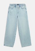Hellblaue Denim-Jeans für Kinder mit elastischem Bund und weißem Kordelzug, ausgestattet mit Fronttaschen und geraden, weiten Beinen.