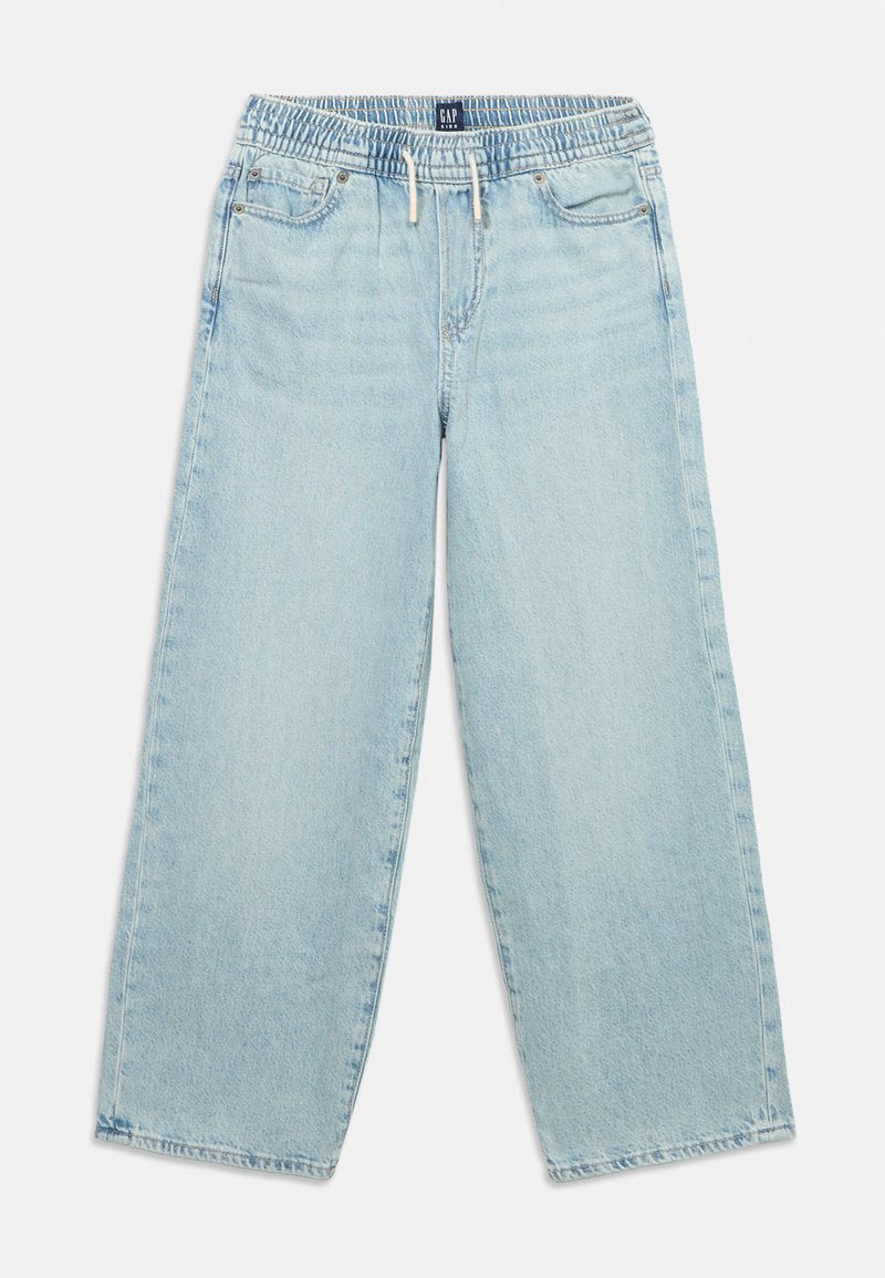 Hellblaue Denim-Jeans für Kinder mit elastischem Bund und weißem Kordelzug, ausgestattet mit Fronttaschen und geraden, weiten Beinen.