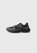 Sportliche Sneakers in Schwarz und Grau mit einem atmungsaktiven Mesh-Obermaterial, gepolstertem Schaft und strukturiertem Gummisohle. Mit Branding an der Seite.