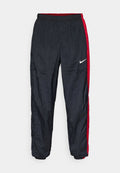 Nike Trainingshosen in Schwarz mit roten Seitenstreifen, elastischem Bund und schmal zulaufenden Bündchen. Hergestellt aus glattem, leichtem Material.