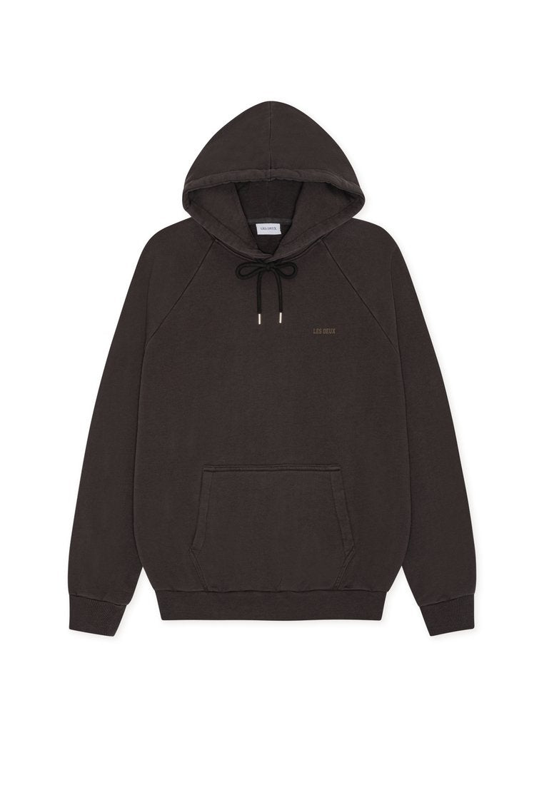 Dunkelbrauner Hoodie aus weichem Stoff, mit verstellbarer Kapuze, gerippten Bündchen, Kängurutasche und einem dezenten Logo auf der Brust.