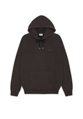 Dunkelbrauner Hoodie aus weichem Stoff, mit verstellbarer Kapuze, gerippten Bündchen, Kängurutasche und einem dezenten Logo auf der Brust.