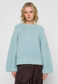 Himmelblauer Strickpullover mit rundem Ausschnitt, lockerem Schnitt und weit geschnittenen Ärmeln. Verfügt über ein strukturiertes Muster sowie gerippte Bündchen und Saum.
