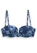 Navy-blaue Bikini-Oberteil mit verstellbaren Schulterträgern, das ein Batikmuster in Blau- und Weißtönen aufweist und ein strukturiertes, gepolstertes Design hat.